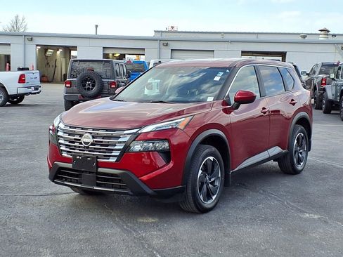 Used 2024 Nissan Rogue SV image 2