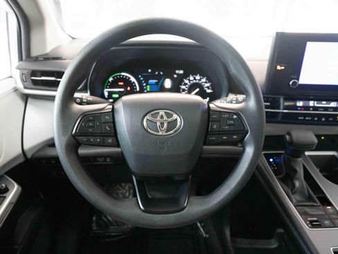 Used 2025 Toyota Sienna LE w/ LE Plus Package AWD/4WD image 21