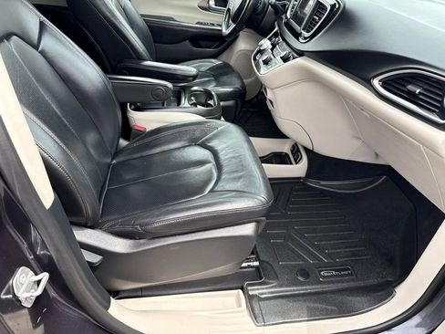 Used 2020 Chrysler Pacifica Touring-L FWD image 22