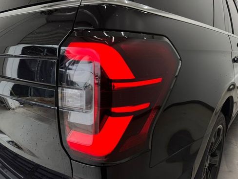 Used 2022 Ford Expedition Limited image 32