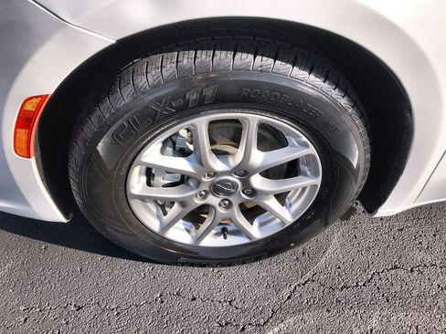 Used 2024 Chrysler Pacifica Touring-L image 10