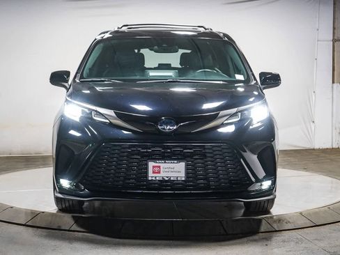 Used 2024 Toyota Sienna XSE w/ XSE Plus Package image 4