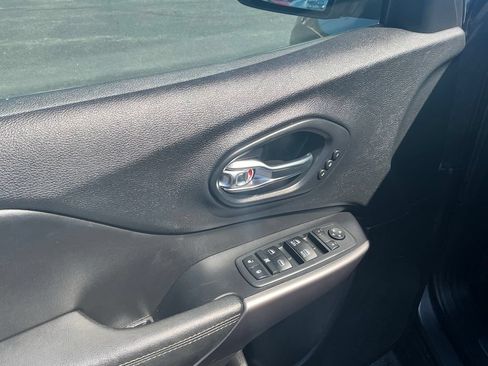 Used 2019 Jeep Cherokee Limited AWD/4WD image 18