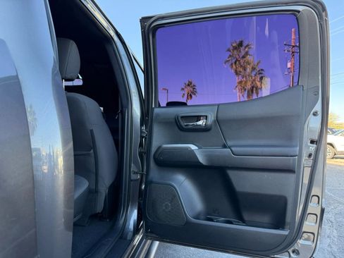 Used 2016 Toyota Tacoma TRD Sport image 37