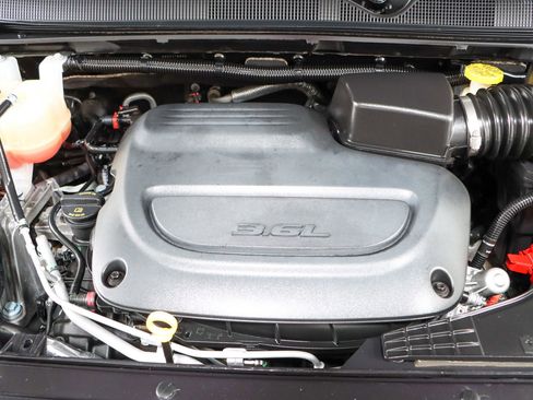 Used 2023 Chrysler Pacifica Touring-L FWD image 31