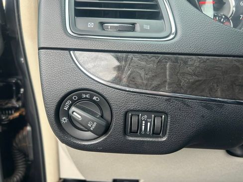 Used 2016 Chrysler Town & Country Touring FWD image 15