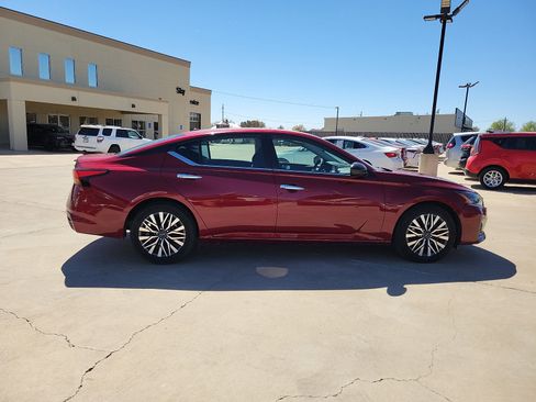 Used 2024 Nissan Altima 2.5 SV image 8
