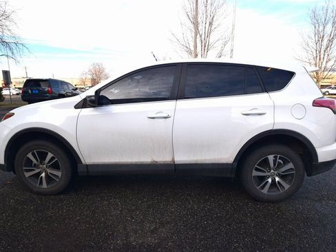 Used 2018 Toyota RAV4 XLE image 2