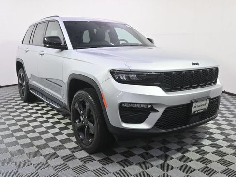 Used 2025 Jeep Grand Cherokee Limited w/ Black Appearance Package AWD/4WD image 9