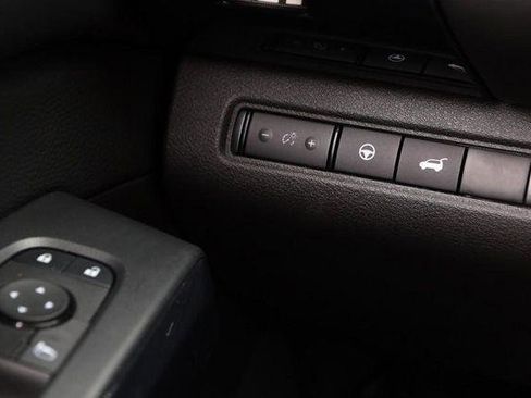 Used 2025 Nissan Pathfinder SV AWD/4WD image 23
