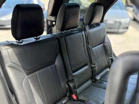 Used 2019 Land Rover Discovery SE image 32