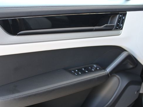 Certified 2025 Porsche Cayenne image 23