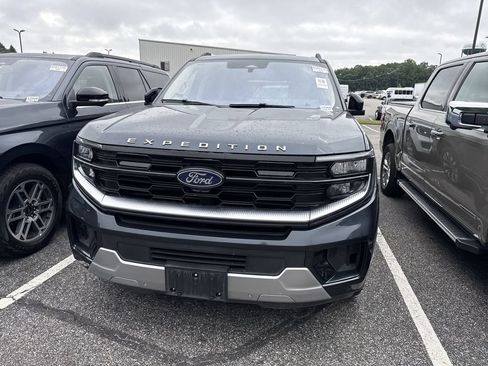 Used 2025 Ford Expedition Platinum w/ Driver's Package AWD/4WD image 6