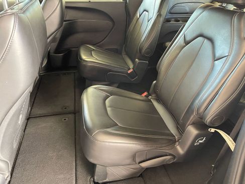 Used 2025 Chrysler Pacifica Select image 27