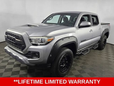 Used 2017 Toyota Tacoma TRD Sport image 3