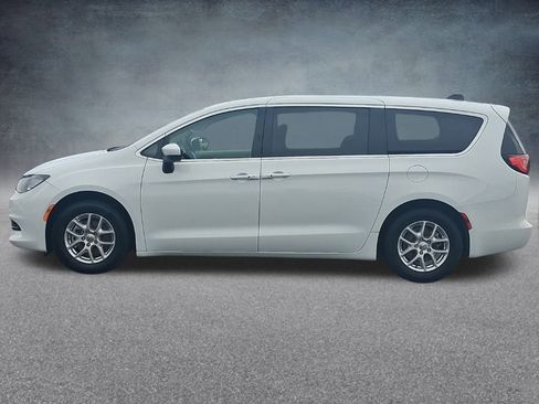 Used 2023 Chrysler Voyager LX FWD image 10