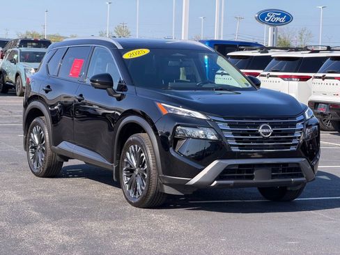 Used 2025 Nissan Rogue SL w/ Tech Package FWD image 4