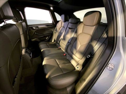 Used 2023 Porsche Macan image 24