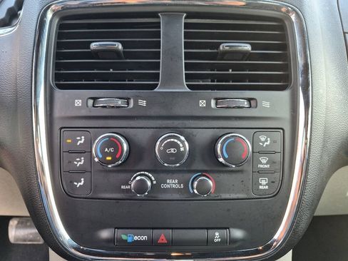 Used 2018 Dodge Grand Caravan SXT FWD image 24
