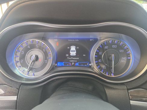 Used 2019 Chrysler 300 Limited RWD image 9