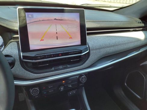 Used 2024 Jeep Compass Latitude image 10