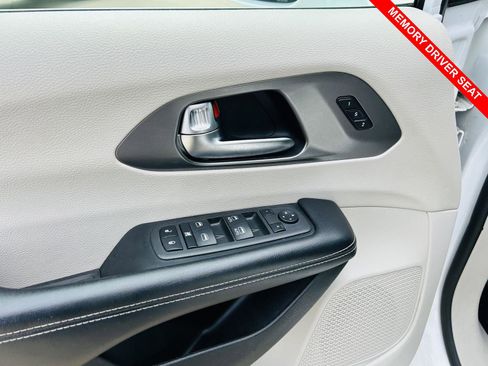 Used 2022 Chrysler Pacifica Touring-L FWD image 13