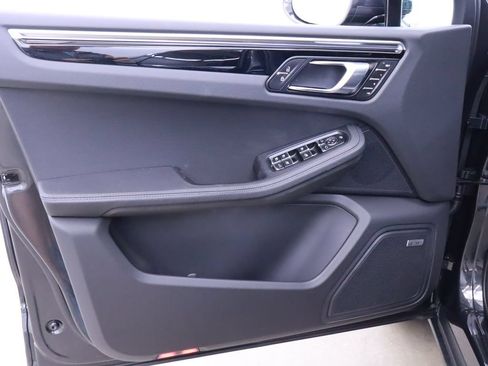 Certified 2025 Porsche Macan AWD/4WD image 15