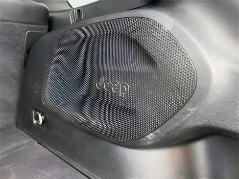 Used 2023 Jeep Cherokee Altitude Lux w/ Lux Elite Package image 17