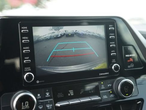 Used 2021 Toyota Highlander L FWD image 27