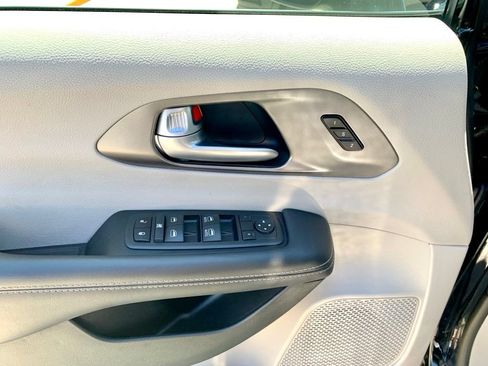 Used 2024 Chrysler Pacifica Touring-L FWD image 12