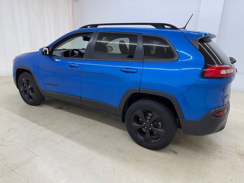 Used 2018 Jeep Cherokee Latitude w/ Altitude Package AWD/4WD image 3
