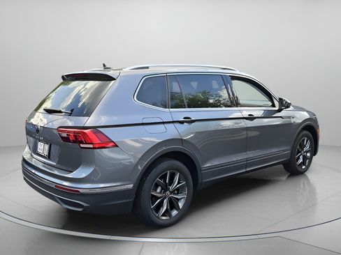 Used 2023 Volkswagen Tiguan SE w/ Panoramic Sunroof Package FWD image 6