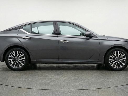 Used 2025 Nissan Altima 2.5 SV FWD image 11