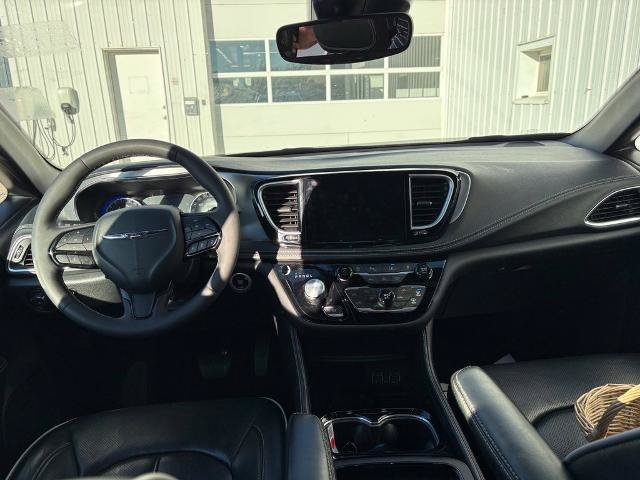 Used 2025 Chrysler Pacifica Limited FWD image 14