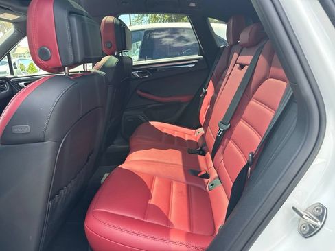 Certified 2026 Porsche Macan AWD/4WD image 6