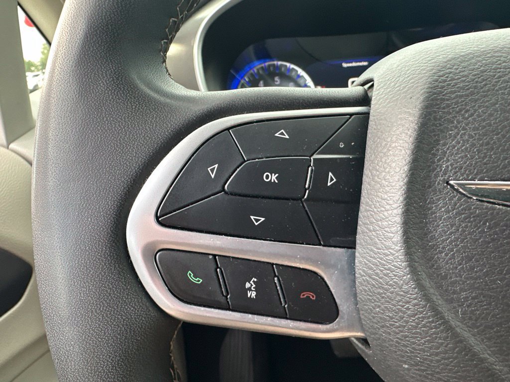 Used 2024 Chrysler Pacifica Touring-L FWD image 20