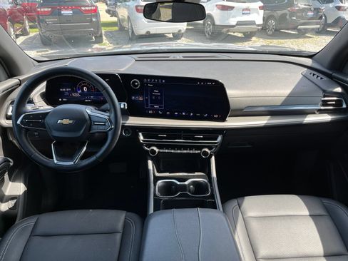 Used 2025 Chevrolet Traverse LT FWD image 9