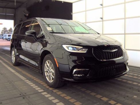 Used 2024 Chrysler Pacifica Touring-L FWD image 3