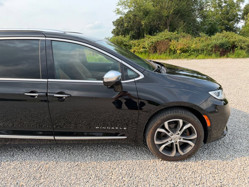 Used 2024 Chrysler Pacifica Pinnacle AWD/4WD image 25
