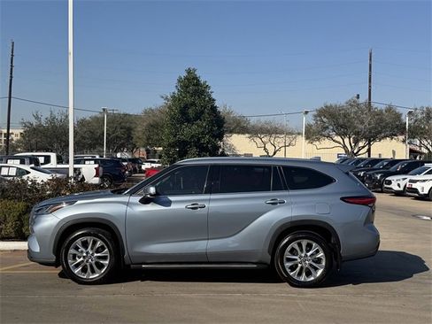 Used 2023 Toyota Highlander Limited image 4