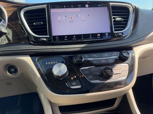 Used 2023 Chrysler Pacifica Limited FWD image 32