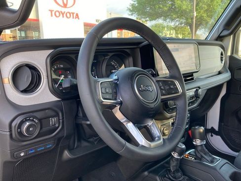 Used 2025 Jeep Wrangler Unlimited Sahara image 7