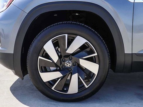 Used 2025 Volkswagen Atlas Cross Sport SE image 11