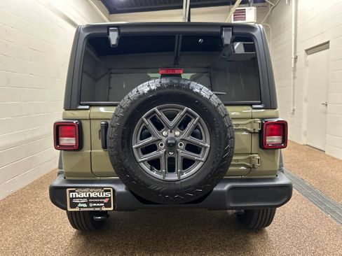 Used 2025 Jeep Wrangler Unlimited Sport AWD/4WD image 3