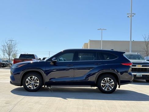 Used 2022 Toyota Highlander XLE image 7