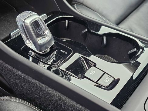 Certified 2023 Volvo XC40 B5 Ultimate w/ Protection Package Premier AWD/4WD image 36