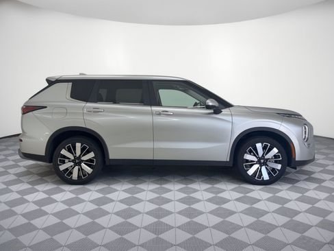 Used 2025 Mitsubishi Outlander SE FWD image 8