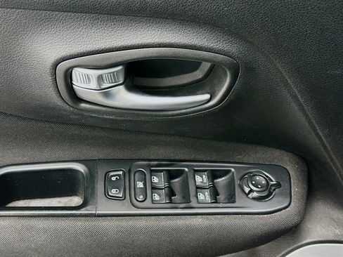 Used 2018 Jeep Renegade Latitude w/ UConnect 8.4 Nav Group AWD/4WD image 15