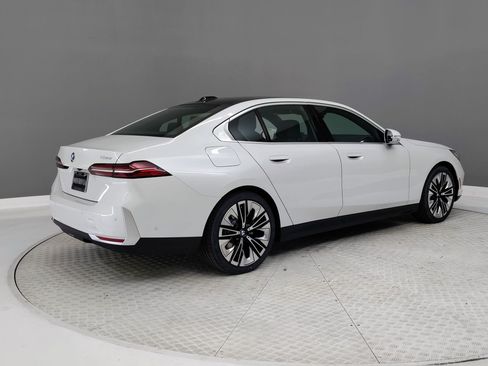 Used 2026 BMW 530i w/ Convenience Package RWD image 6