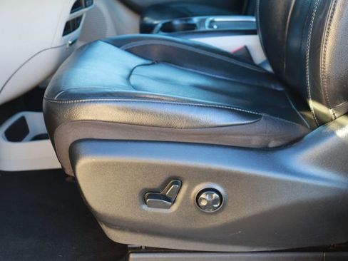 Used 2022 Chrysler Pacifica Touring-L image 10